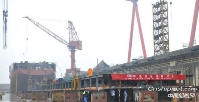 扬子江船业一木片船一散货船同日进坞