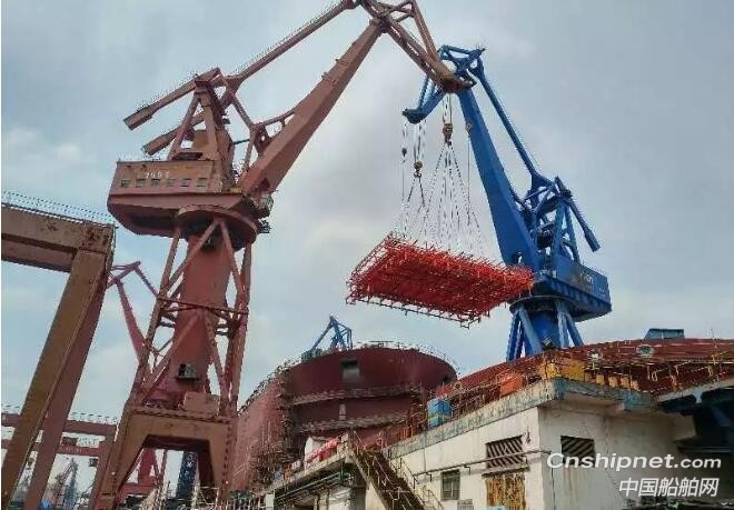 沪东中华49000吨化学品船首制船成功吊装上船