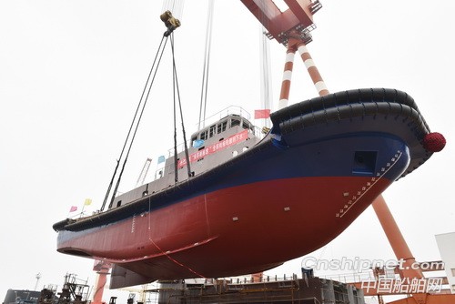 镇江船厂2艘全回转同一天吊装下水