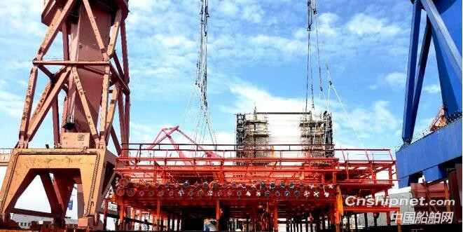 沪东中华49000吨化学品船首制船成功吊装上船