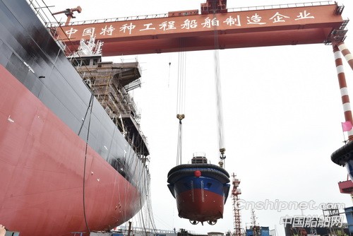 镇江船厂2艘全回转同一天吊装下水