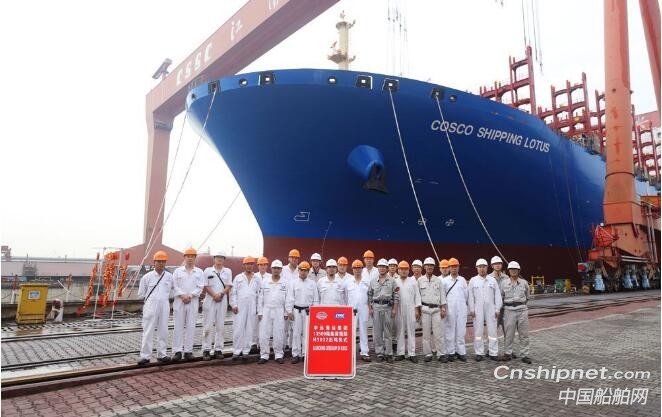 沪东中华13500箱集装箱船8号船出坞