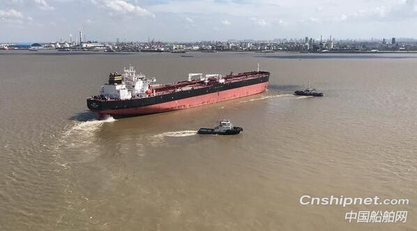 新韩通船舶重工114000吨油轮顺利签字交付