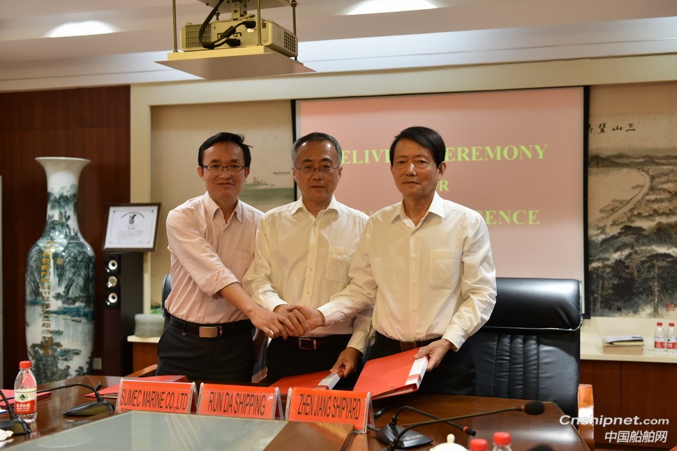镇江船厂交付第三艘“海骆驼”