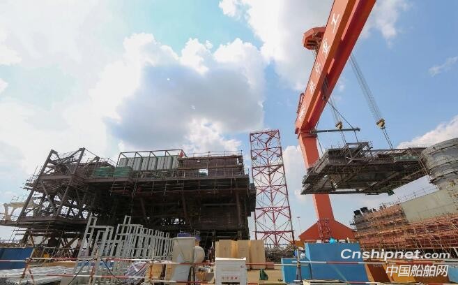 振华重工300MW海上风电场项目海上升压站项目完成大合拢