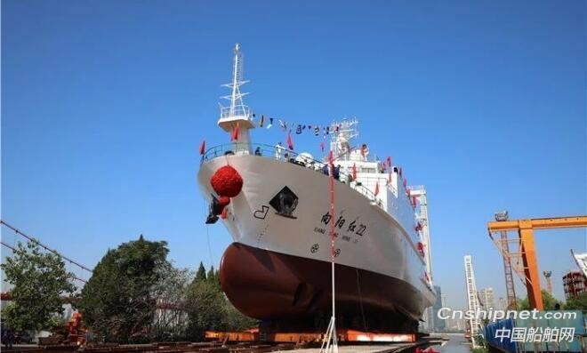 我国首艘3000吨级大型浮标作业船“向阳红22”下水