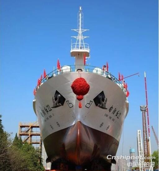 我国首艘3000吨级大型浮标作业船“向阳红22”下水