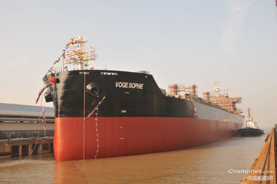 口岸船舶一艘3.85万吨散货船顺利出坞