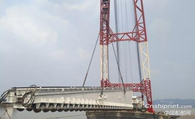 航通船业1000吨斜船架开始码头吊装