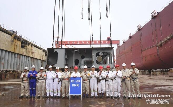 外高桥造船18万吨散货船首制船下坞