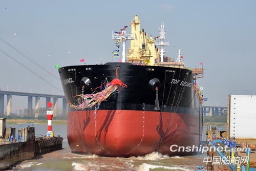 镇江船厂顺利下水第4艘“海骆驼”