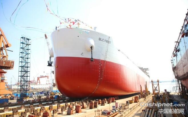 中船澄西13号8.2万吨散货船下水