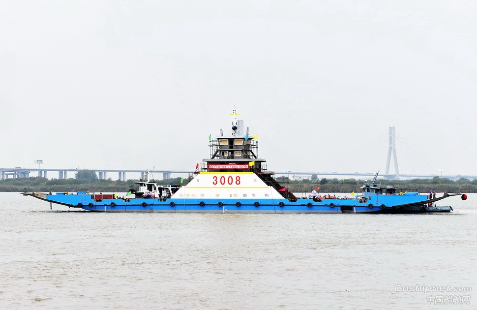 镇江船厂顺利下水60m车客渡船