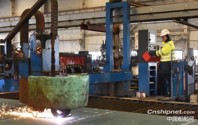 中航威海3100米车道高端客滚船开工