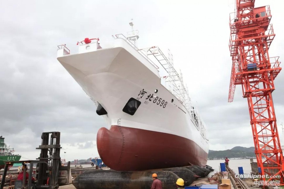 东红船业鱿鱼钓船“河北8598”成功下水