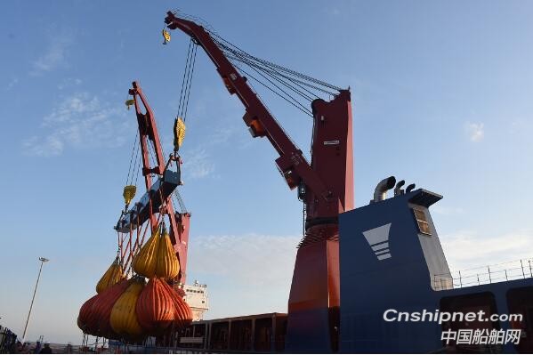 沪东中华13000吨首制船克令吊900吨联吊试验成功