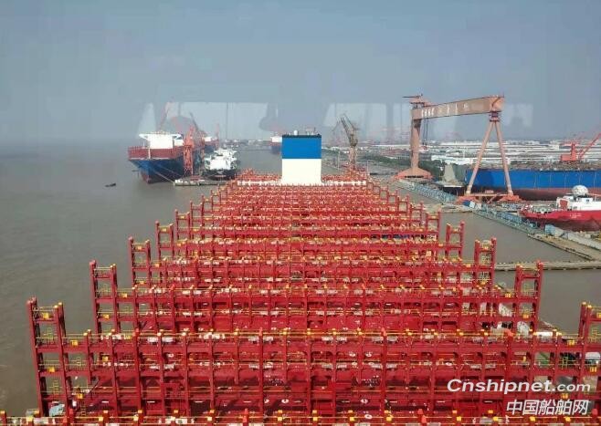 世界最大级别集装箱船“中远海运星云”号命名交付