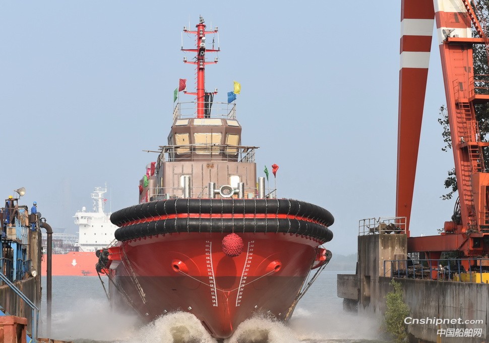 镇江船厂顺利下水5148kW消防拖船