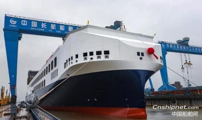 金陵船厂第二艘15500吨滚装船顺利出坞