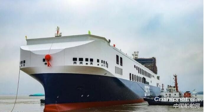 金陵船厂第二艘15500吨滚装船顺利出坞