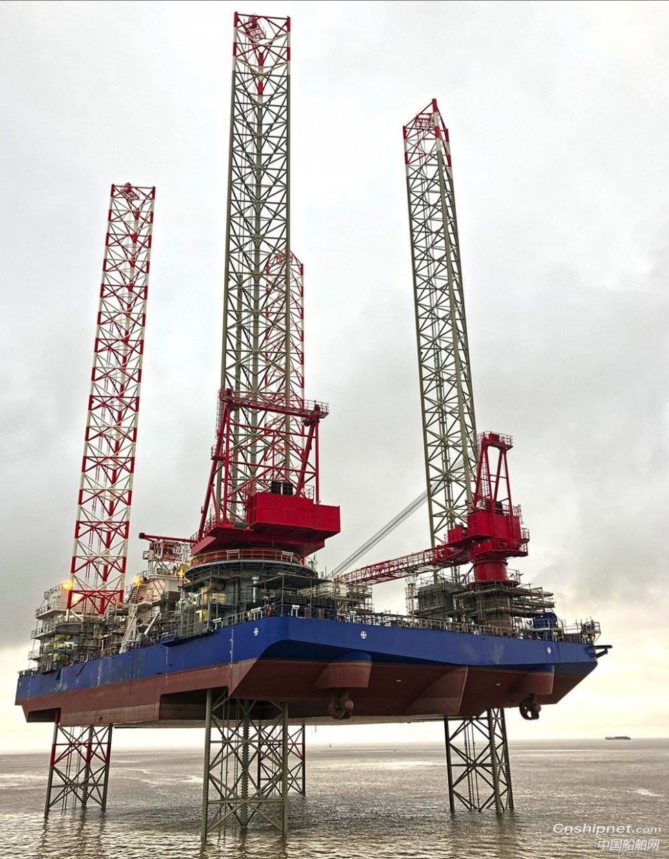 南通中远船务多功能风场支持平台N715完成拔桩