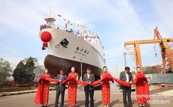 武船第二艘3000吨级大型浮标作业船“向阳红 31”下水