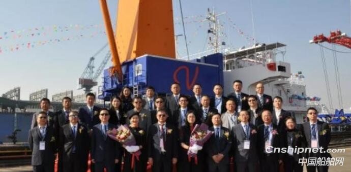 上海华润大东船务工程2艘75M-4,5号浮吊船命名交付