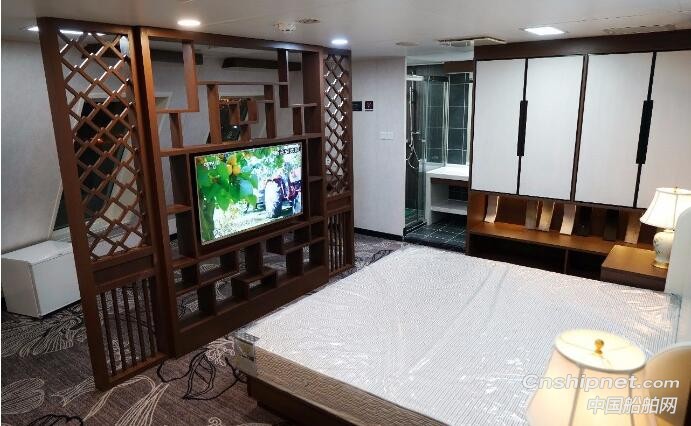 中航威海880客2160米车道高端客滚船“新永安”号签字交付