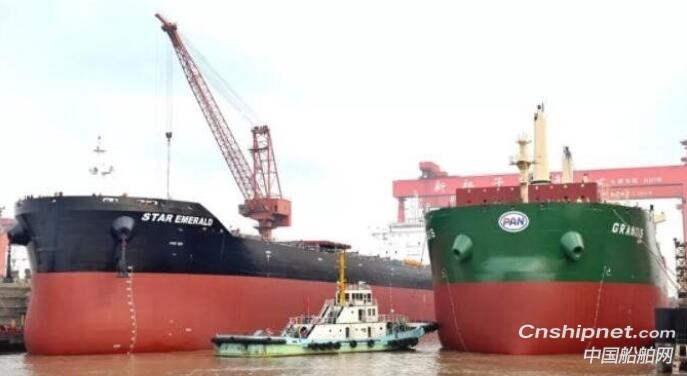 扬子江船业一木片船一散货船同日出坞