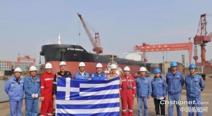 扬子江船业一木片船一散货船同日出坞