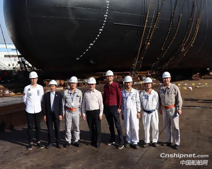 厦船重工2艘2400TEU集装箱船分别下水和上船台