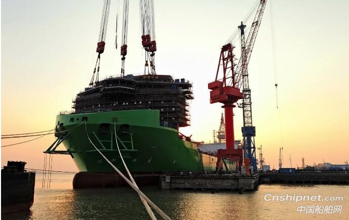 启东中远海运海工N829风车安装船顺利完成生活区模块整体吊装