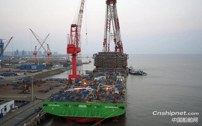 启东中远海运海工N829风车安装船顺利完成生活区模块整体吊装