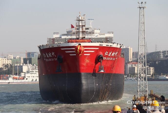 厦船重工2艘2400TEU集装箱船分别下水和上船台