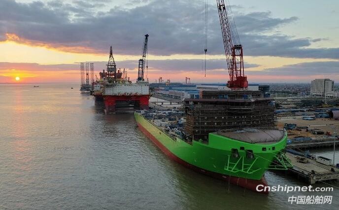 启东中远海运海工N829风车安装船顺利完成生活区模块整体吊装