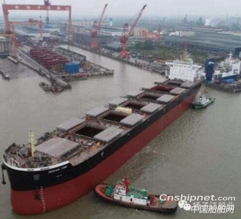 扬子江船业首艘82000DWT散货船顺利出坞