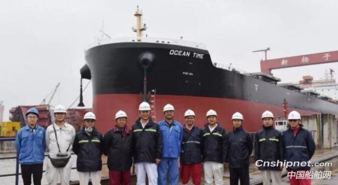 扬子江船业首艘82000DWT散货船顺利出坞