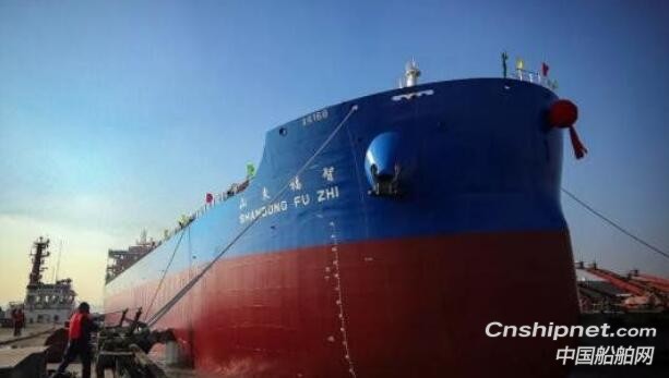 南京金陵船厂82000吨8号散货船出坞