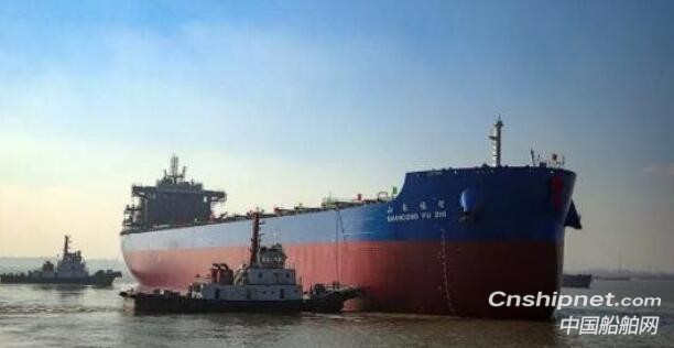 南京金陵船厂82000吨8号散货船出坞