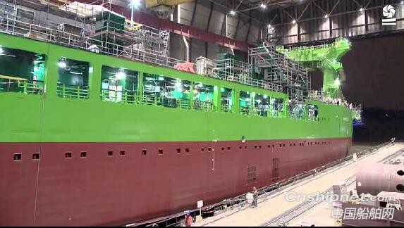 全球首艘液化天然气动力绞吸式挖泥船下水