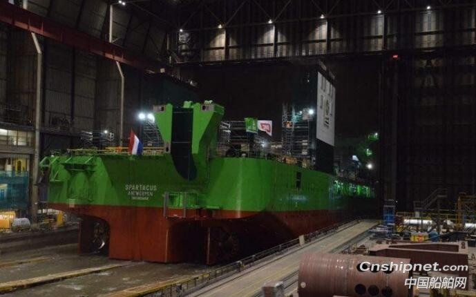 全球首艘液化天然气动力绞吸式挖泥船下水