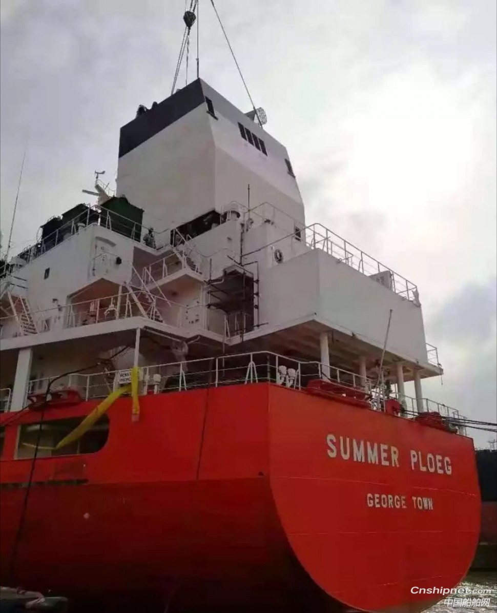 南通中远船务首例化学品船脱硫改装项目完成脱硫塔烟囱分段吊装