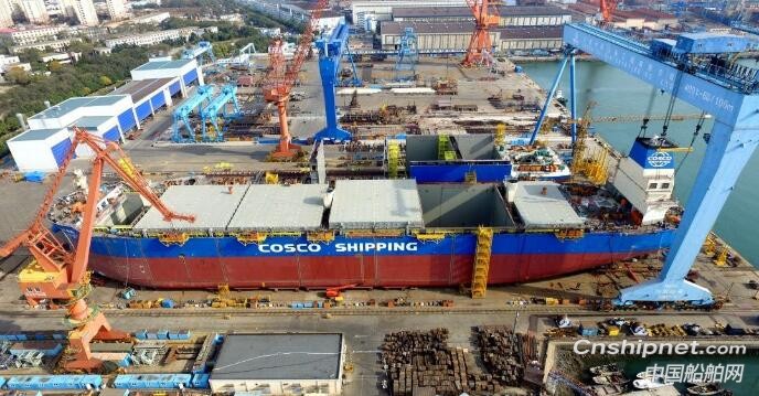 大连中远海运重工第二艘6.2万吨多用途纸浆船完成90B分段吊装