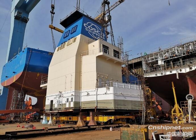 大连中远海运重工第二艘6.2万吨多用途纸浆船完成90B分段吊装