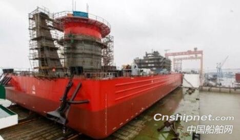 振华重工1800T全回转起重船下水