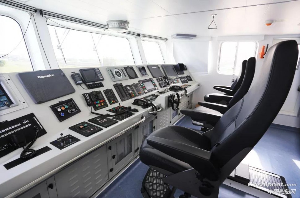 江龙船艇300吨级渔政船正式交付