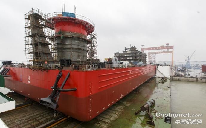 振华海工1800T全回转起重船下水