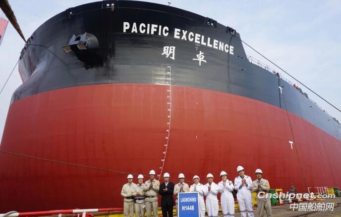 外高桥造船40万吨矿砂船H1448船出坞