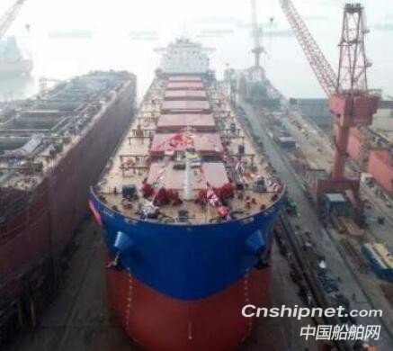 扬子江船业一艘82000DWT散货船命名下水