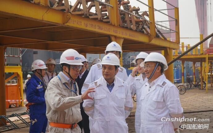 外高桥造船40万吨矿砂船H1448船出坞